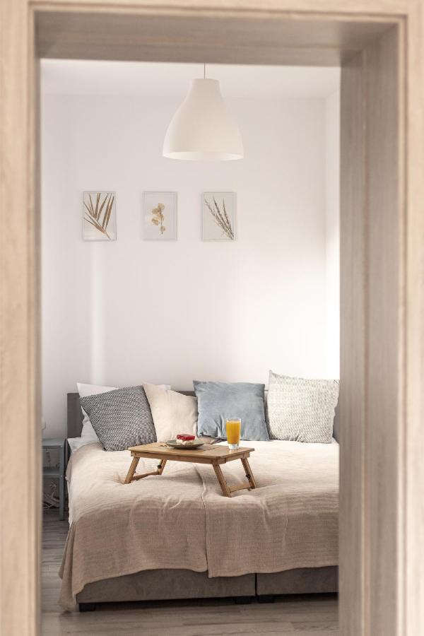 Apartament Pod Lasem Appartement Oldrzychowice Klodzkie Buitenkant foto
