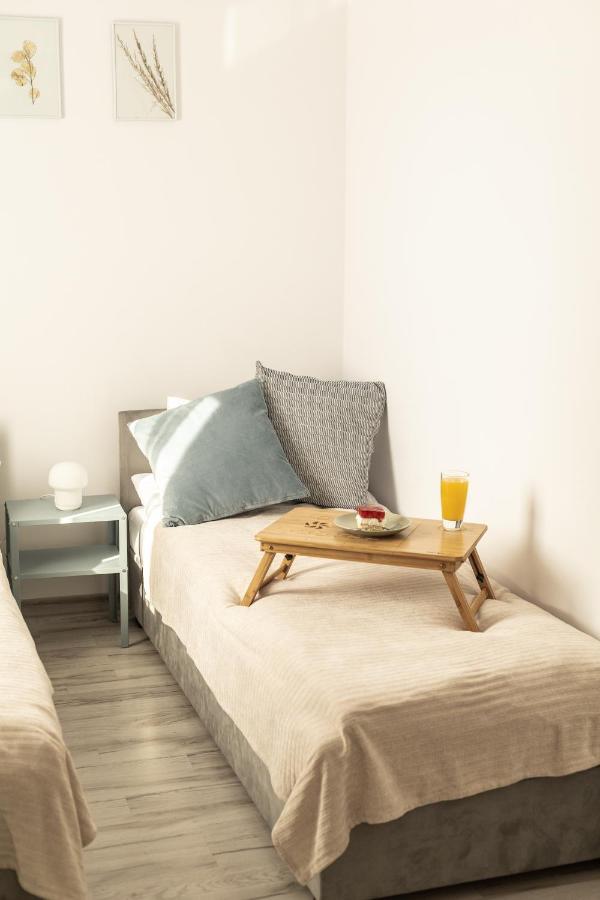 Apartament Pod Lasem Appartement Oldrzychowice Klodzkie Buitenkant foto